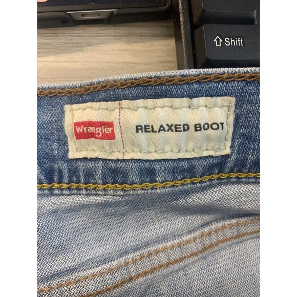 Wrangler Men's Authentics Relaxed Fit Bootcut Jeans Denim Blue Size 32/30 - Picture 5 of 7